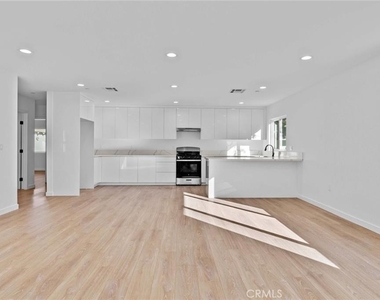 6842 Cedros Avenue - Photo Thumbnail 3