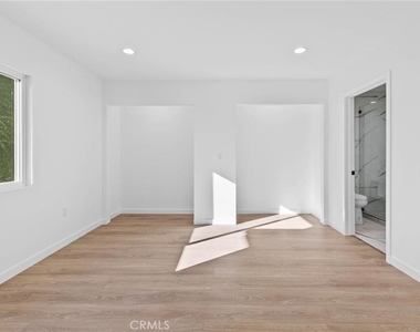 6842 Cedros Avenue - Photo Thumbnail 12