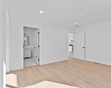 6842 Cedros Avenue - Photo Thumbnail 17