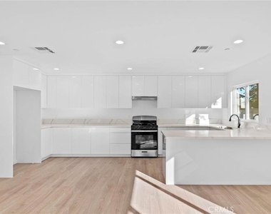 6842 Cedros Avenue - Photo Thumbnail 5
