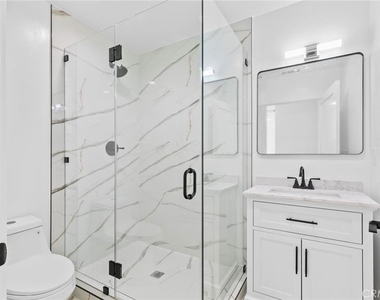 6842 Cedros Avenue - Photo Thumbnail 13