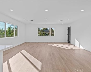 6842 Cedros Avenue - Photo Thumbnail 6