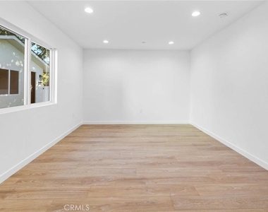 6842 Cedros Avenue - Photo Thumbnail 20