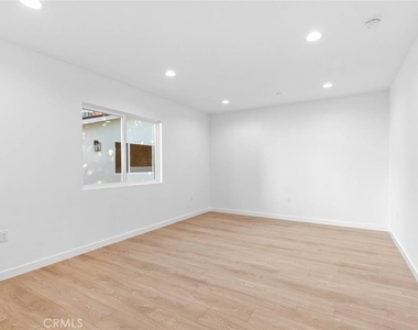 6842 Cedros Avenue - Photo Thumbnail 21