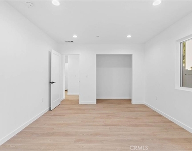 6842 Cedros Avenue - Photo Thumbnail 19