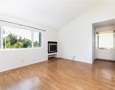 12416 Magnolia Boulevard - Photo Thumbnail 8