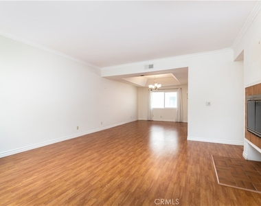 12416 Magnolia Boulevard - Photo Thumbnail 4