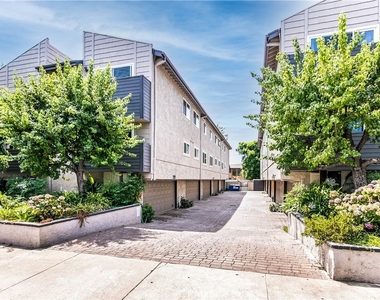 12416 Magnolia Boulevard - Photo Thumbnail 21
