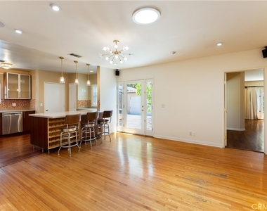 4722 Ventura Canyon - Photo Thumbnail 15