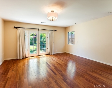 4722 Ventura Canyon - Photo Thumbnail 19