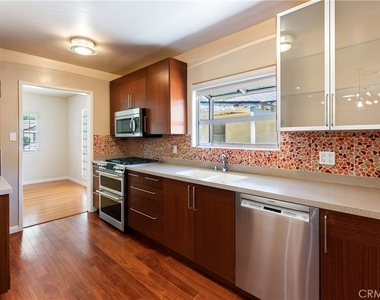 4722 Ventura Canyon - Photo Thumbnail 11
