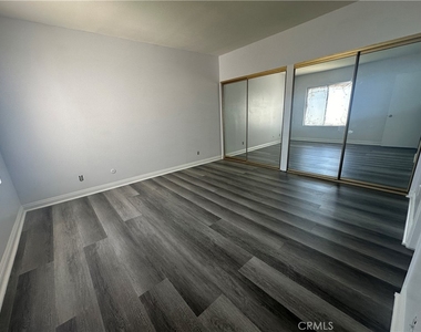1735 E Washington - Photo Thumbnail 5
