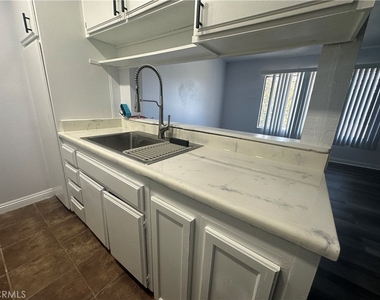 1735 E Washington - Photo Thumbnail 4