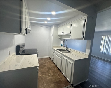 1735 E Washington - Photo Thumbnail 3