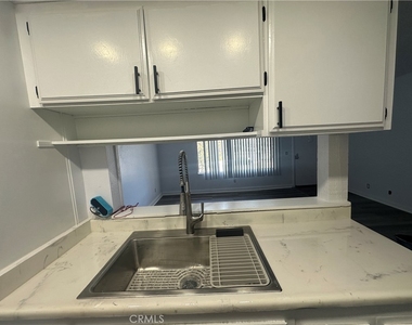 1735 E Washington - Photo Thumbnail 11