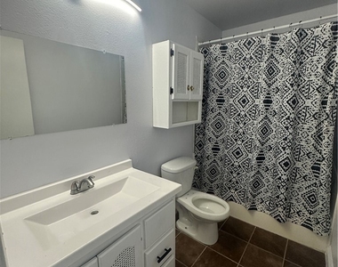 1735 E Washington - Photo Thumbnail 8
