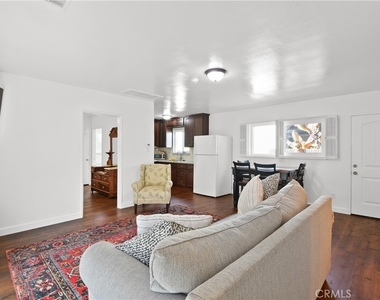 642 W Terrylynn Place - Photo Thumbnail 3