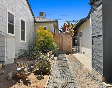642 W Terrylynn Place - Photo Thumbnail 18