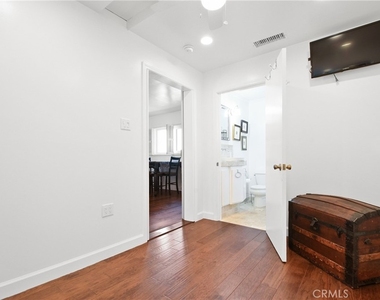 642 W Terrylynn Place - Photo Thumbnail 12