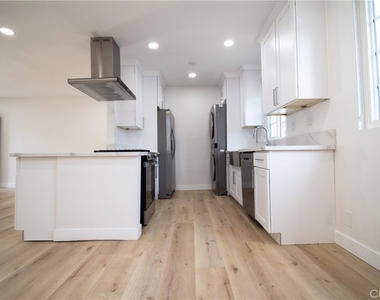 835 S Sherbourne - Photo Thumbnail 2