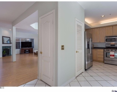 2469 Montrose Avenue - Photo Thumbnail 8