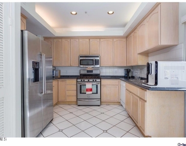 2469 Montrose Avenue - Photo Thumbnail 9