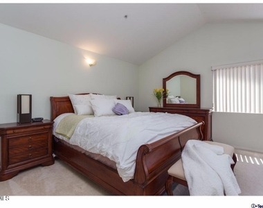 2469 Montrose Avenue - Photo Thumbnail 11