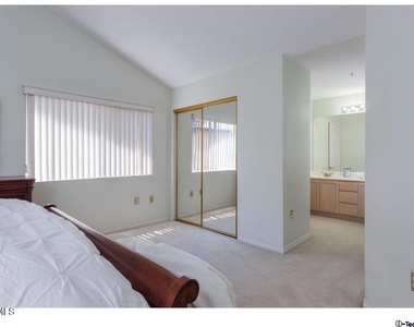 2469 Montrose Avenue - Photo Thumbnail 12