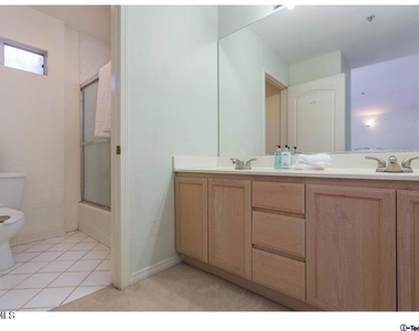 2469 Montrose Avenue - Photo Thumbnail 13