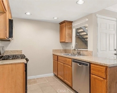1144 W Blaine Street - Photo Thumbnail 5
