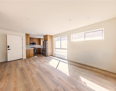 5933 Comey Avenue - Photo Thumbnail 8