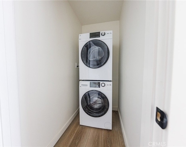 5933 Comey Avenue - Photo Thumbnail 16
