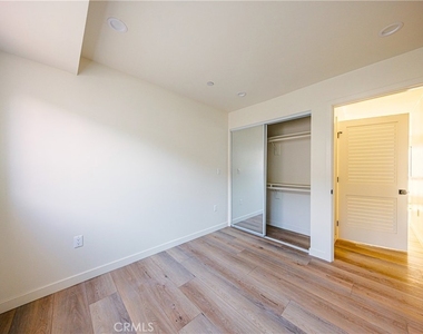 5933 Comey Avenue - Photo Thumbnail 12