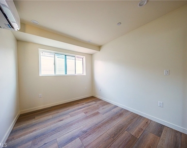 5933 Comey Avenue - Photo Thumbnail 11