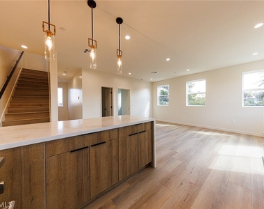 5933 Comey Avenue - Photo Thumbnail 19