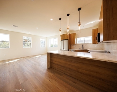 5933 Comey Avenue - Photo Thumbnail 8