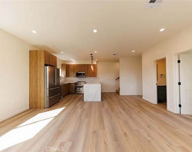 5933 Comey Avenue - Photo Thumbnail 11