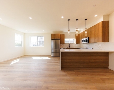 5933 Comey Avenue - Photo Thumbnail 9