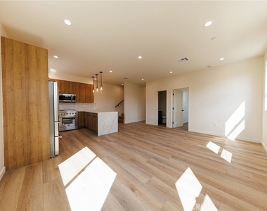5933 Comey Avenue - Photo Thumbnail 12