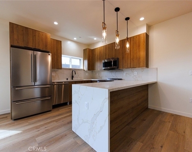 5933 Comey Avenue - Photo Thumbnail 14