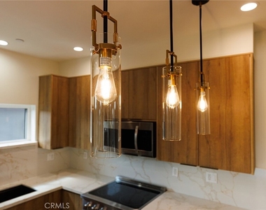 5933 Comey Avenue - Photo Thumbnail 15