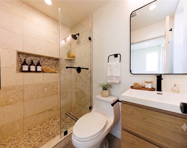 5933 Comey Avenue - Photo Thumbnail 4