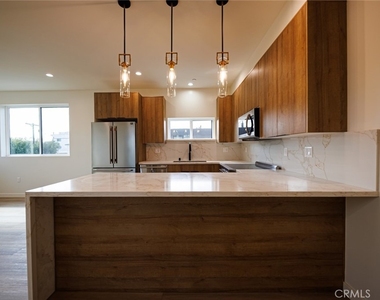 5933 Comey Avenue - Photo Thumbnail 16