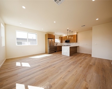 5933 Comey Avenue - Photo Thumbnail 10