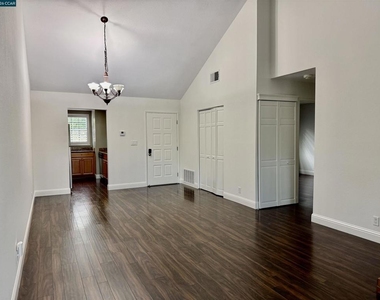 202 Kelley Ln - Photo Thumbnail 3