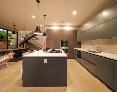 366 Huntley Drive - Photo Thumbnail 7