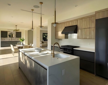 3147 Hollyridge Drive - Photo Thumbnail 3