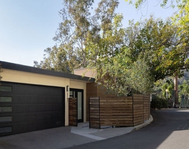 3147 Hollyridge Drive - Photo Thumbnail 11