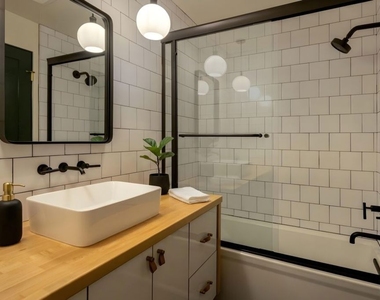 3147 Hollyridge Drive - Photo Thumbnail 8