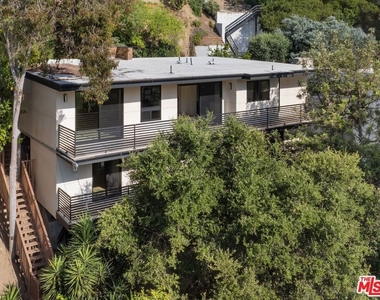 3147 Hollyridge Drive - Photo Thumbnail 9